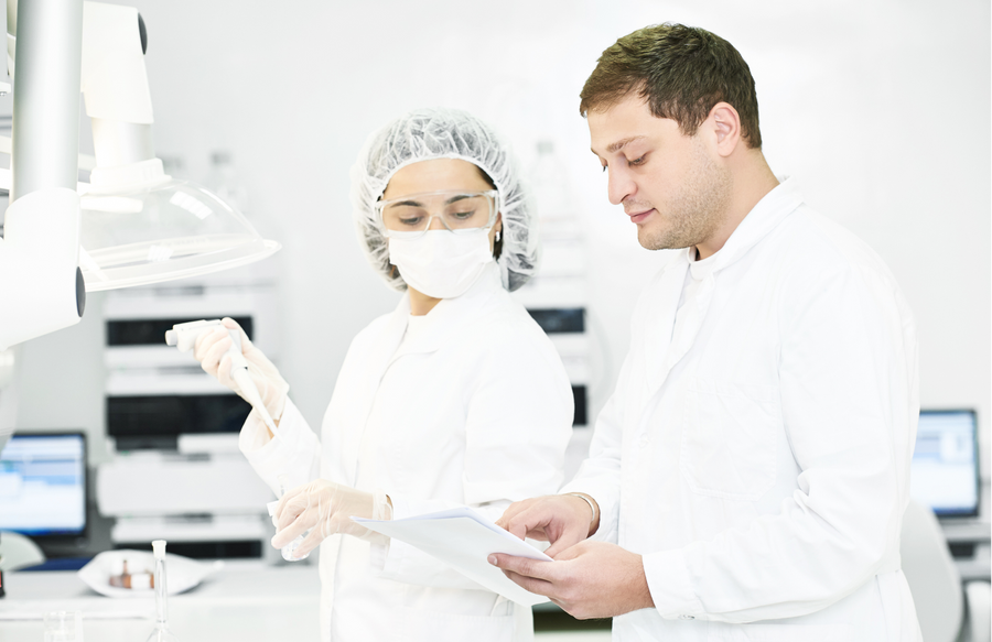 Blick in die Produktion: Qualitätskontrolle der Rohstoffe